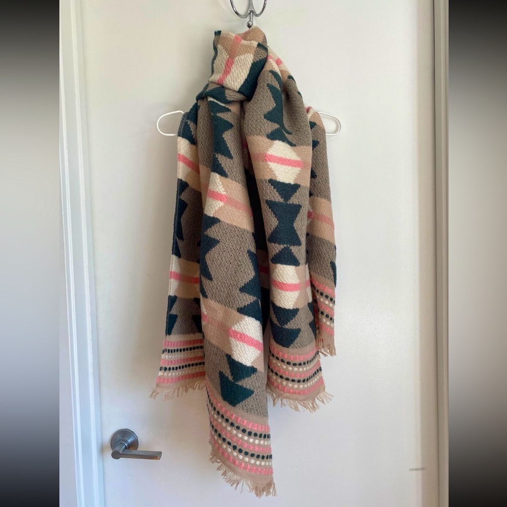 Warm and comfy Madewell scarf. It can also be used a a shawl.